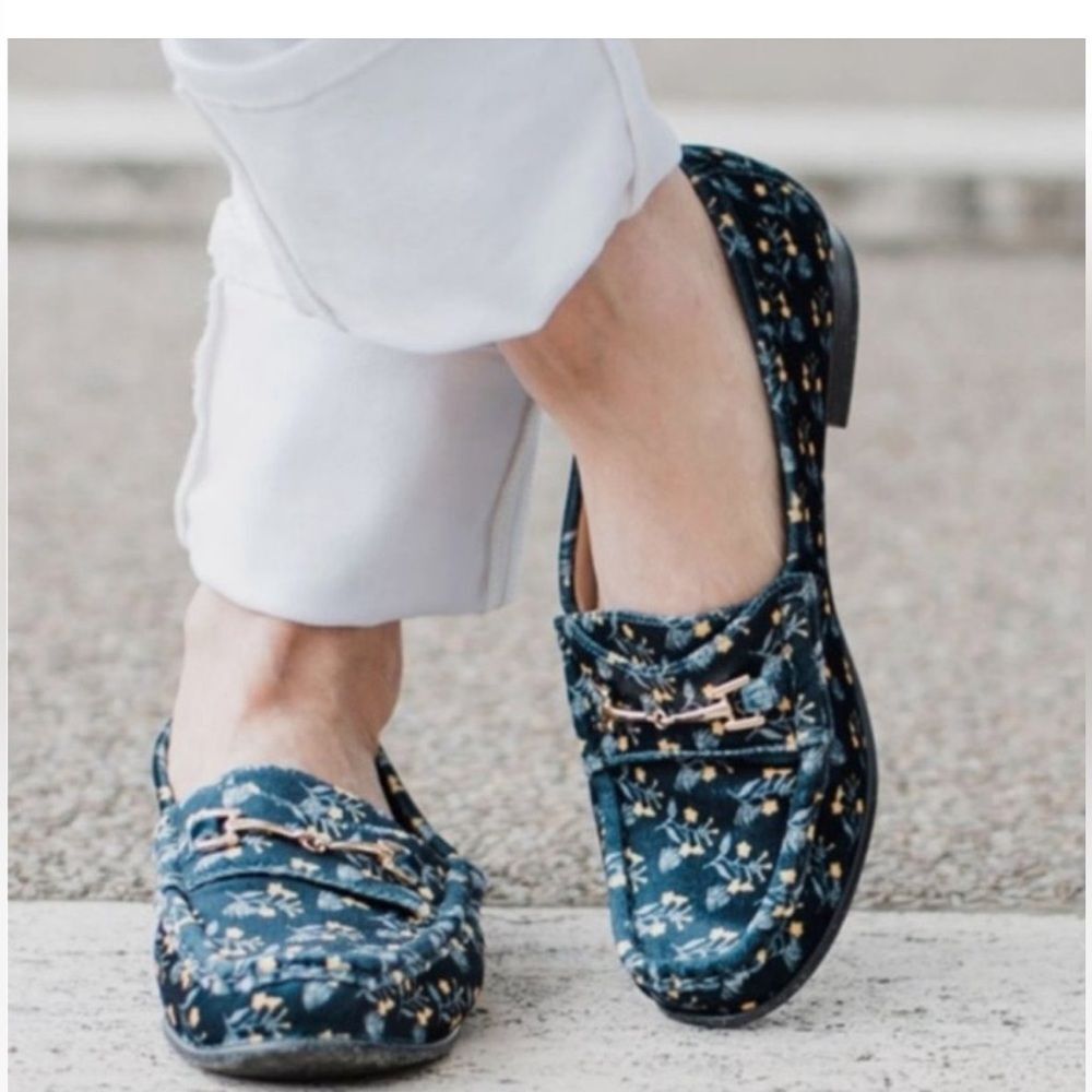 CAbi #6005 Women’s  Floral Carnaby Velvet Loafer Size 6